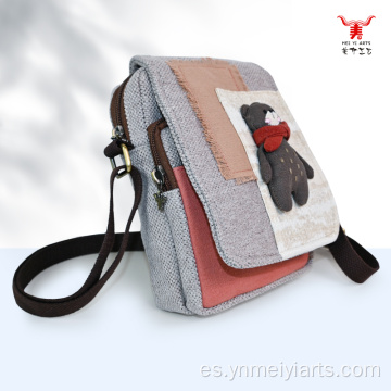 Bolso bandolera con tapa abatible de algodón decorado con osos de Mei Yi Arts